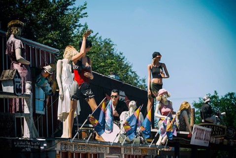 Mannequins as hippies on Route 66