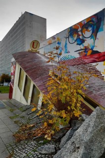 Sculpture underground station Bockenheimer Warte by Peter Pininski and street art on the art cube