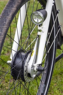 Front wheel hub and light of pedelec