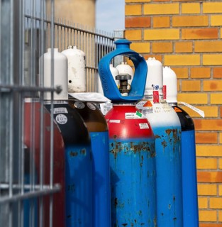 Industrial steel cylinders with inert gas