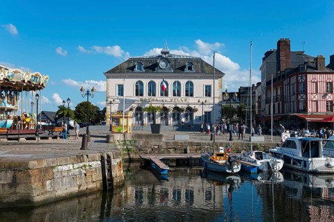 Harbour basin with ships and town hall at Quai Saint-Etienne