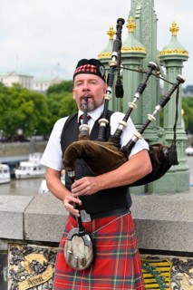 Scotsman in kilt with bagpipes