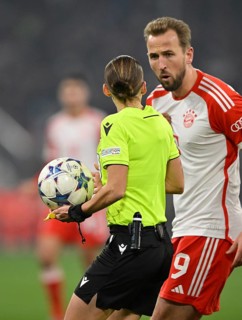 Referee Referee Stephanie Frappart Gesture Gesture in conversation Discussion with Harry Kane FC Bayern Munich FCB