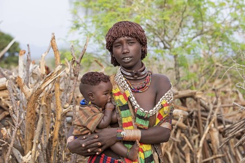 Black woman with child of the Hamar