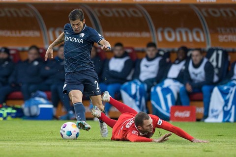 Christian E. GAMBOA LUNA VFL Bochum fouls Jonas FOEHRENBACH 1. FC Heidenheim right and grabs the ball