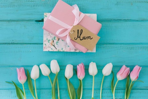 Mum inscription with tulips gift
