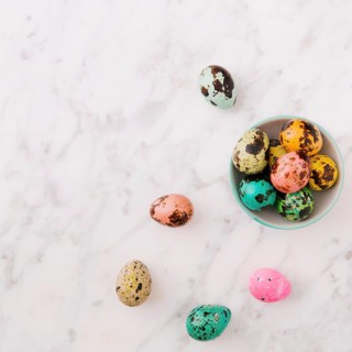 Set colourful quail easter eggs bowl