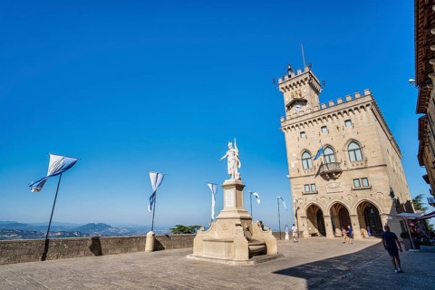 Statue of Liberty in front of Palazzo Pubblico