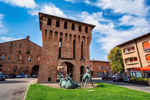 Sculpture I Cavalieri in Battaglia in front of Porta Ferrara