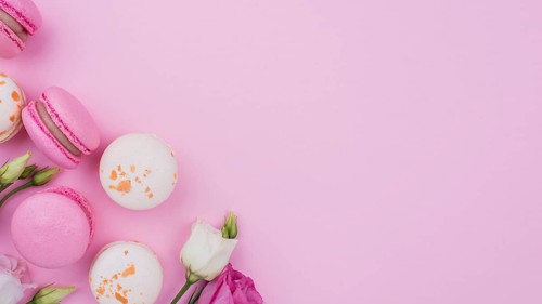 Flat lay macarons with roses copy space