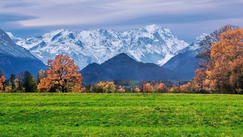 Autumn landscape near the hamlet of Weichs with Zugspitzgruppe 2962m in the Wetterstein Mountains