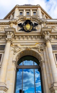 Gilded coat of arms at the entrance to the Humboldt Forum