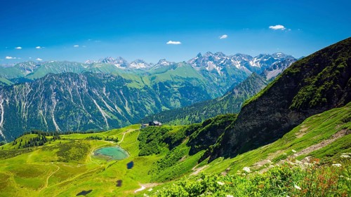 Panorama from the Fellhorn over the Schlappoldsee and Fellhornbahn mountain station to the central main ridge of the Allgaeu Alps