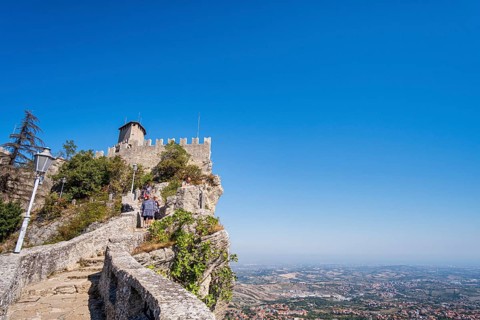 Percorso della Rupe hiking trail in front of Guaita Fortress