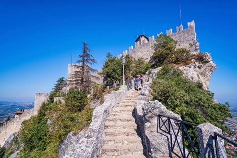 Percorso della Rupe hiking trail in front of Guaita Fortress