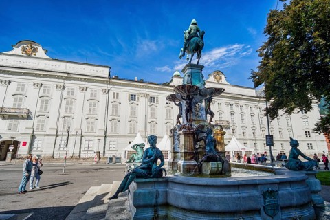Leopoldsbrunnen fountain in front of Hofburg Imperial Palace Palace