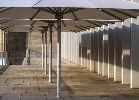 Terrace on the first floor of the James Simon Gallery