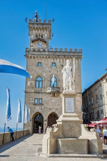 Statue of Liberty in front of Palazzo Pubblico