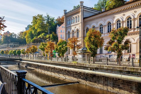 Waterfront promenade at Tepla in autumn