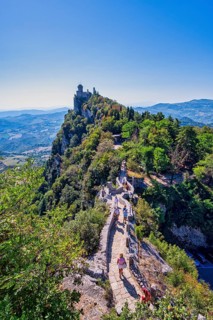 Percorso della Rupe hiking trail in front of Cesta Fortress