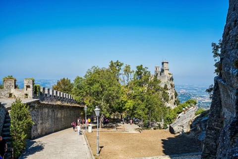 Percorso della Rupe hiking trail in front of Guaita Fortress