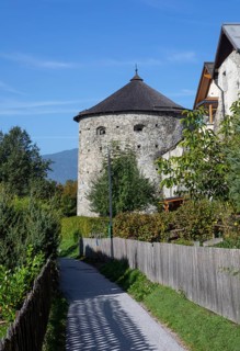 Circular route around the historic town wall