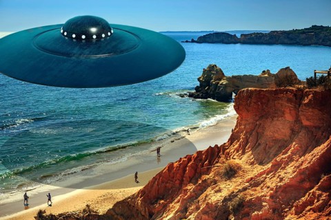 Ein UFO im Anflug an der Kueste der Algarve in Suedportugal bei Portimao
