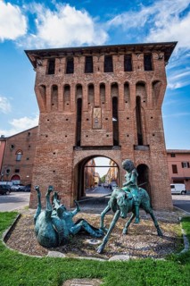 Sculpture I Cavalieri in Battaglia in front of Porta Ferrara