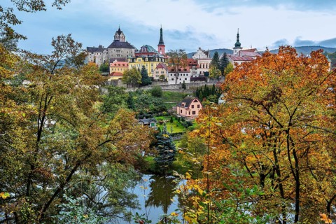 Old town with the castle above the Eger in autumn