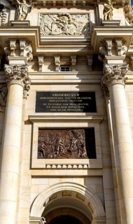 Gilded coat of arms at the entrance to the Humboldt Forum