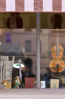 Violin inmaker luthier artisan workshop in Cremona