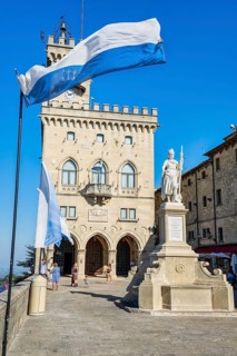 Statue of Liberty in front of Palazzo Pubblico