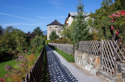 Circular route around the historic town wall