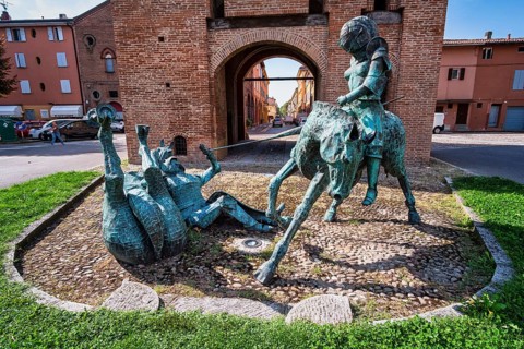 Sculpture I Cavalieri in Battaglia in front of Porta Ferrara
