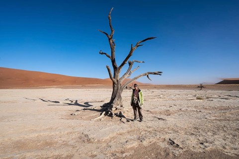 Dunes in Deadvlei with tourist
