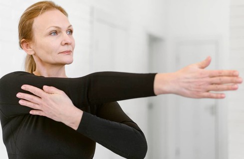 Medium shot woman stretching arm