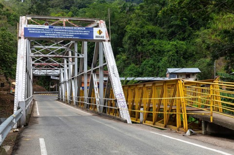 Steel bridge over the La Vieja River