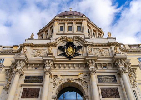 Gilded coat of arms at the entrance to the Humboldt Forum