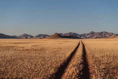 Driving track through the Namib Desert with Tirasberge