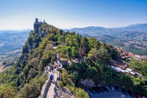 Percorso della Rupe hiking trail in front of Cesta Fortress