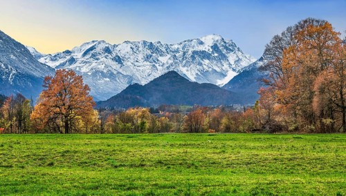 Autumn landscape near the hamlet of Weichs with Zugspitzgruppe 2962m in the Wetterstein Mountains