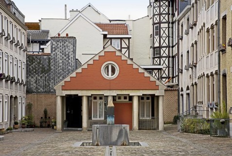 The Cour Saint-Antoine is the work of the architect Charles Vandenhove
