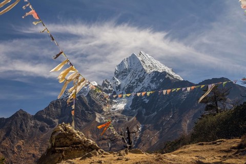 Thamserku peak