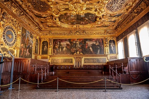 Wooden bench in the Sala del Collegio