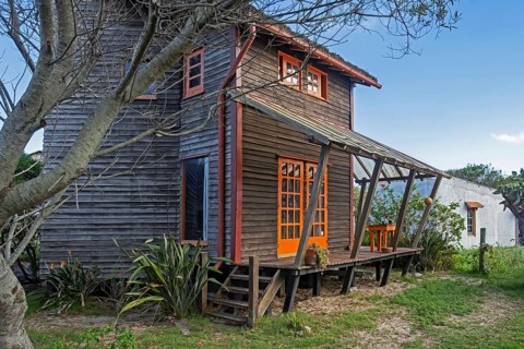 Wooden beach house in the village Barra de Valizas