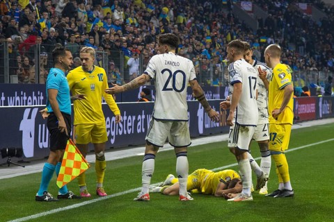 Nicolo' ZANIOLO Italy 10 centre discusses with the linesman and Mikhailo MUDRYK Ukraine 2nd from left