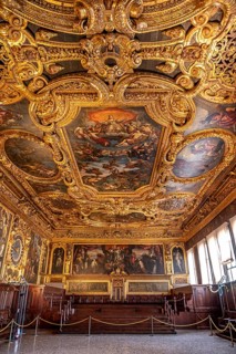 Wooden bench in the Sala del Collegio