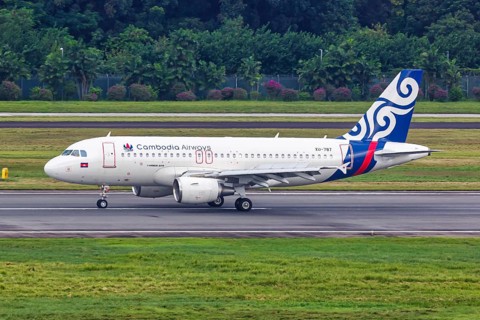 A Cambodia Airways Airbus A319 aircraft with the registration XU-787 at Changi Airport