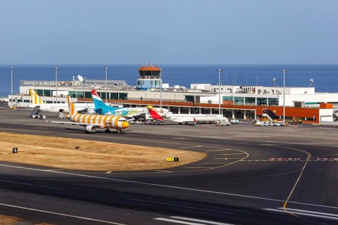 A Condor Airbus A320 aircraft with the registration D-AICU at Funchal Airport