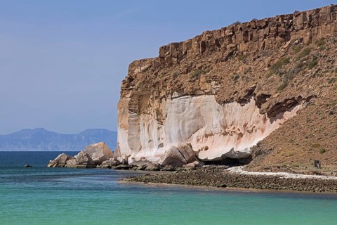 Red sea cliff and turquoise water along the coast of Isla Espiritu Santo